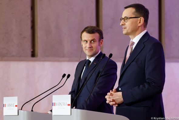 Premier-Morawiecki-i-prezydent-Macron-fot.Krystian-MajKPRM-590×2000
