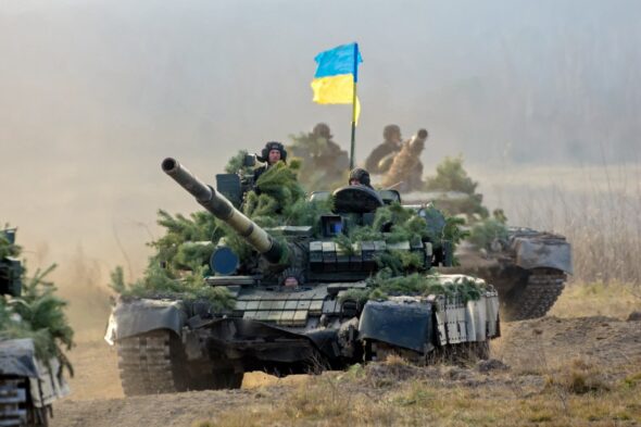 Ukraiński-T-64-podczas-ćwiczeń-przed-rozpoczęciem-wojny-fot.-UA-MO-590×2000