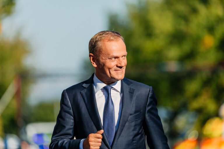 Polish Briefing: Tusk criticizes the merger of Orlen, Lotos and PGNiG | Poll: Poles blame the government for increasing the cost of living