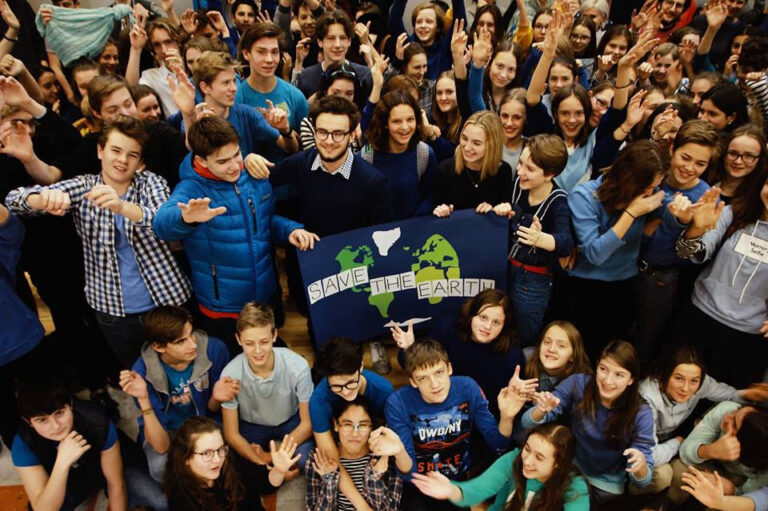 Polish Briefing: Young climate activists want the 10H rule to be loosened and a new tax for energy companies | Trade unions protest in front of the Prime Minister’s office in Katowice