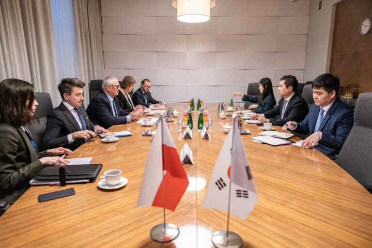 Polish Briefing: The missile that fell on Poland is Ukrainian, but Russia is responsible for it, says the government | Poland and Korea continue to talk about the atom in Pątnów and arms contracts