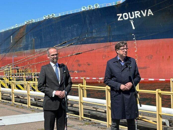 Deputy Climate Ministers from Poland and Germany at the Polish naftoport. Picture by Jędrzej Stachura.