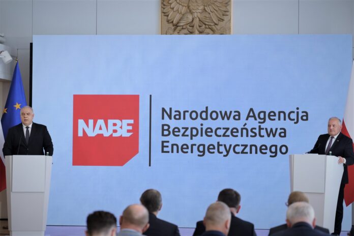 If we want to have more green energy in Poland, the National Energy Security Agency, which is taking over coal, is necessary to find funds for this purpose - writes Marcin Roszkowski, president of the Jagiellonian Institute. Presentation of the logo of the National Energy Security Agency. Picture by the Ministry of State Assets (MAP). It is already too late to re-design the reform of the management of coal assets, which no one in the market wants, but without which the National Electricity System cannot cope, and with which companies will not be able to invest in renewable energy sources. NABE is a solution that has been prepared for years, and the electricity sector needs it right away. The problem, then, is not the NABE reform, but that it has not been carried out yet. So fingers crossed that this Agency will be established in autumn 2023, this time for sure. The preparations are for a financing model with a particular focus on servicing commitments under the EU ETS CO2 emissions trading scheme. This action, taken today separately in different companies of the state treasury, will consist in NABE turning over tens of billions of zlotys a year. It was possible to get the green light for solutions in this area. Poland currently generates about 70 percent of its energy from coal and its share will decrease through the emergence of new capacities: nuclear and renewable energy. NABE will ensure the operation of thirteen power plants with a total capacity of 23.4 GW, without which the generation gap will widen, that is, the difference between the demand for energy, which is expected to continue to grow, and the supply of power from power plants, which would be dropping without the Agency. The energy market must be robust and protected from monopolies. The creation of the NABE is intended to free state-owned companies from the burden of coal assets so that they can compete in the market with energy suppliers through greening the portfolio. The coal will be under state control to ensure safety and not to disturb. A similar coal reserve solution, albeit with a few differences, was implemented in Germany. When calculating the costs of this reform, one should consider how much we would have to pay for its absence. The Energy Regulatory Authority forecasts the generation gap in 2034 at almost 5 GW, which is the same as the capacity of the largest coal-fired power plant in Europe, in Bełchatów, which will continue to produce energy only thanks to the creation of NABE, while renewable energy will cope on its own.