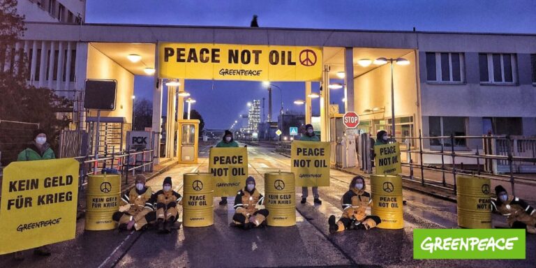 Greenpeace activists at the Schwedt refinery in Germany. Source: Greenpeace / Twitter