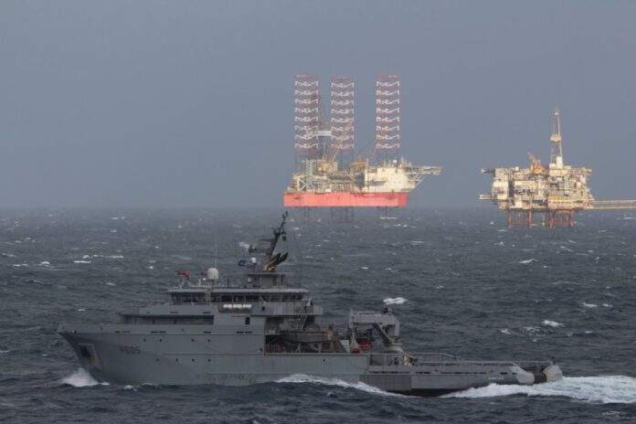 A French ship protects Norwegian oil fields