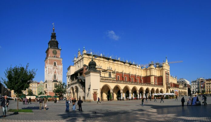 The main square with a view of Sukiennice in Kraków. Picture by Wikimedia Commons